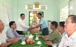 Trưởng ban Tổ chức Tỉnh ủy thăm và tặng quà tết tại Thị xã Gò Công