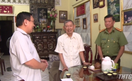 Ông Võ Văn Bình – Phó Bí thư Thường trực Tỉnh uỷ thăm tặng quà xã Long Hưng