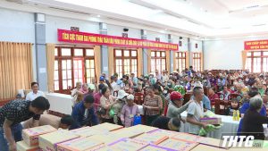 Huyện Tân Phước tặng 270 phần quà cho người bị nhiễm chất độc da cam, khiếm thị