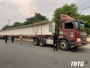 Tiền Giang phát hiện xe chở hàng siêu trường, siêu trọng không có giấy phép lưu hành