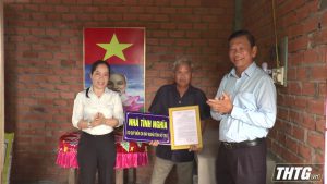 Bí thư Huyện ủy Tân Phú Đông dự lễ bàn giao nhà tình nghĩa cho gia đình chính sách