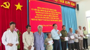 Trưởng Ban Tuyên giáo Trung ương Nguyễn Trọng Nghĩa tặng quà gia đình chính sách ở Gò Công Đông