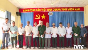 Lãnh đạo huyện Tân Phước thăm gia đình chính sách và Đảng viên nhân dịp 30 năm thành lập huyện