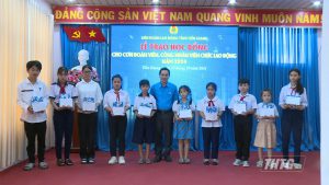 Liên đoàn Lao động tỉnh trao học bổng cho học sinh, sinh viên có hoàn cảnh khó khăn