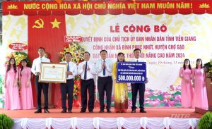 Chủ tịch UBND tỉnh Nguyễn Văn Vĩnh dự lễ công bố các xã đạt chuẩn nông thôn mới nâng cao ở huyện Chợ Gạo