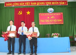 Huyện ủy Tân Phước trao Huy hiệu Đảng cho đảng viên ở thị trấn Mỹ Phước