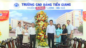 Phó Chủ tịch UBND tỉnh Nguyễn Thành Diệu chúc mừng các cơ sở giáo dục