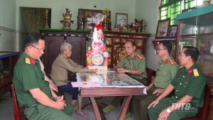 Giám đốc Công an Tiền Giang thăm hỏi, tặng quà cán bộ Quân đội tiêu biểu đã nghỉ hưu