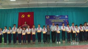 Nguyên Phó Chủ tịch nước Trương Mỹ Hoa tặng quà Tết và trao học bổng cho học sinh Ấp Bắc