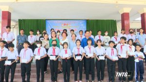 Hội Khuyến học Tân Phước trao 142 suất học bổng cho học sinh có hoàn cảnh khó khăn